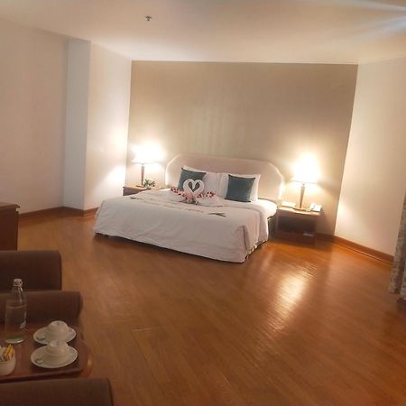 Thumrin Thana Hotel Транг Экстерьер фото