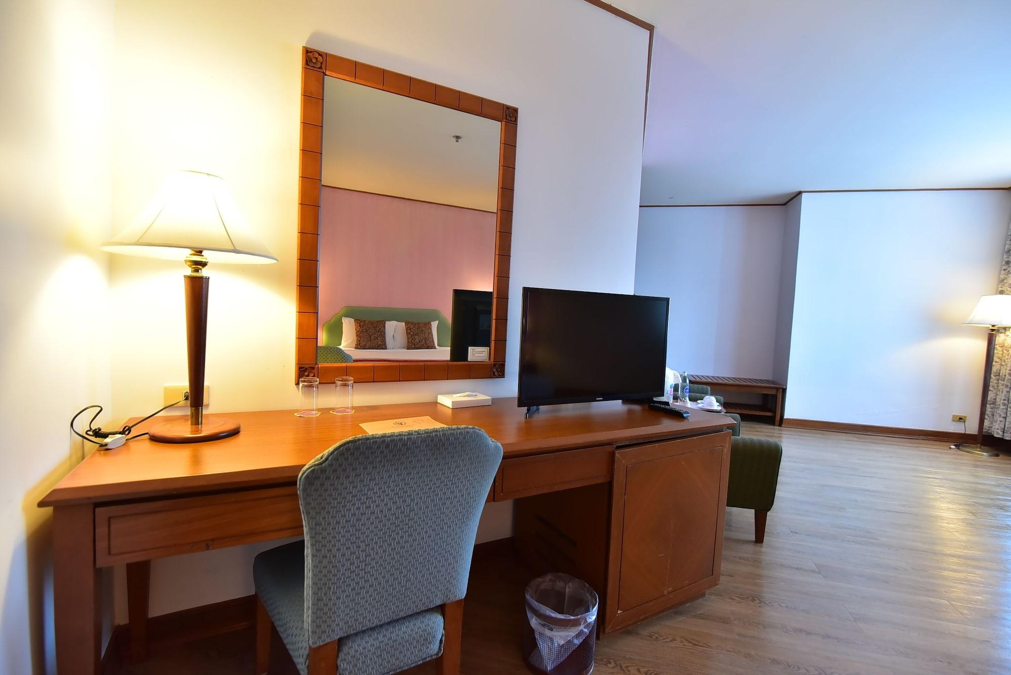 Thumrin Thana Hotel Транг Экстерьер фото