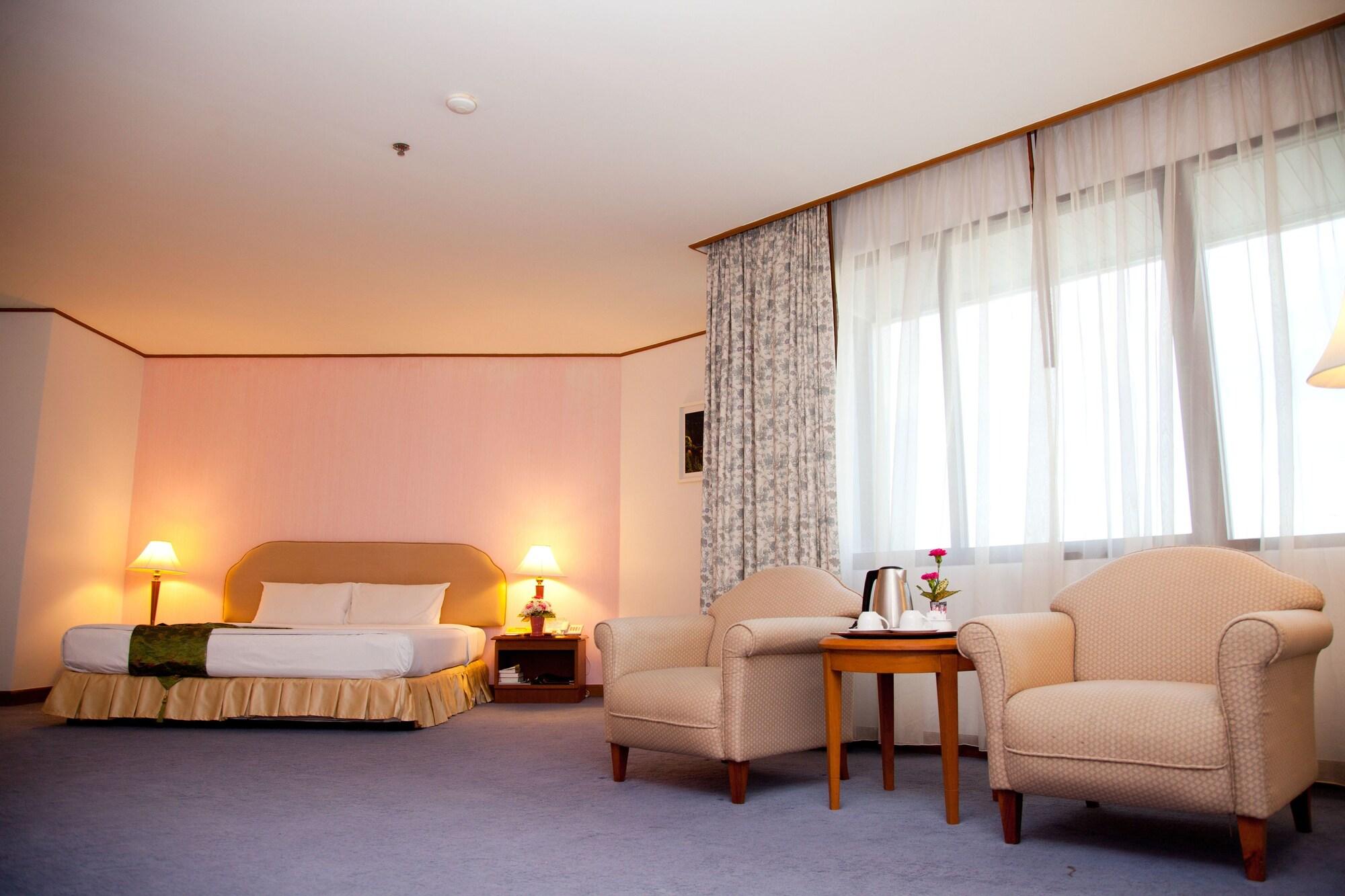 Thumrin Thana Hotel Транг Экстерьер фото