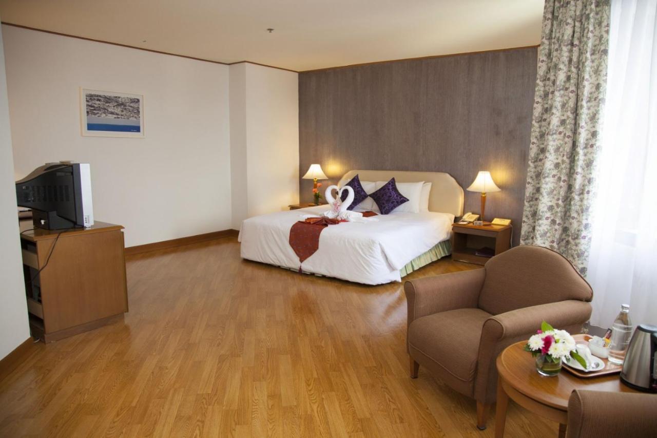 Thumrin Thana Hotel Транг Экстерьер фото